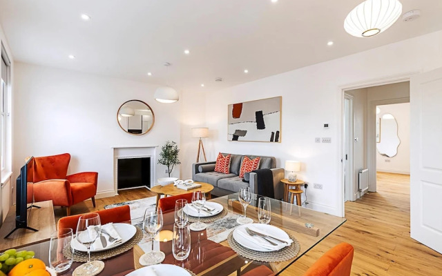 Light & Luxury Chelsea Apartment: Private Balcony!