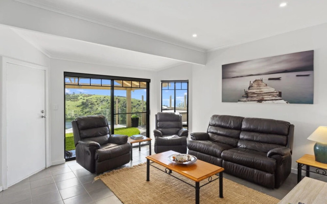 Marina Views - 64 Seaview Avenue