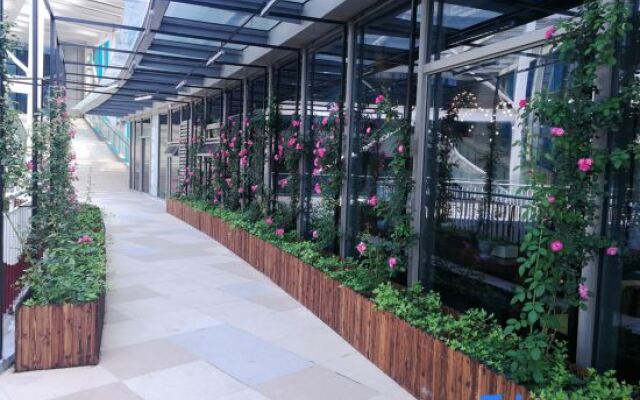 Rose Art Hotel (Ningbo Beilun Yintai City Store)