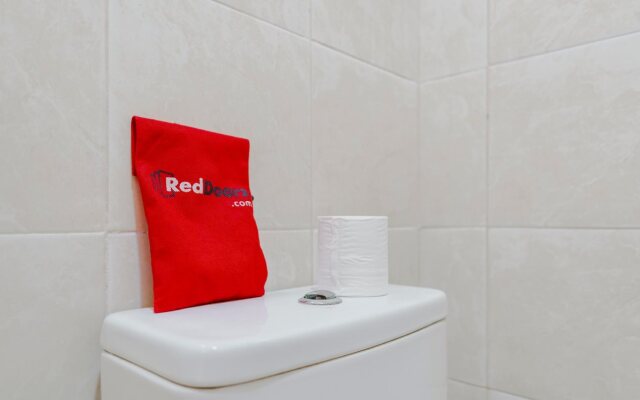 RedDoorz Plus near UPN Veteran Jakarta