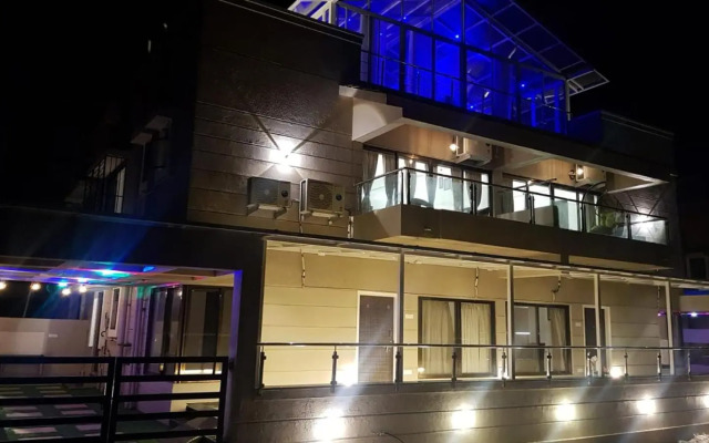 The Retreat-Glasshouse bungalow