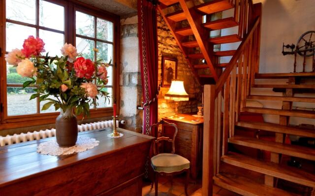 Modern Holiday Home in Vault-de-lugny With Meadow View
