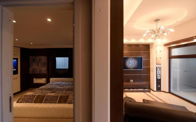 H & V Residence - Bungalow Apartment