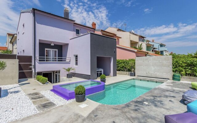 Modern Holiday Home With Pool and Bubble Bath