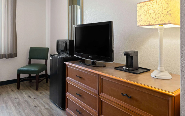 La Quinta Inn by Wyndham Pittsburgh Airport