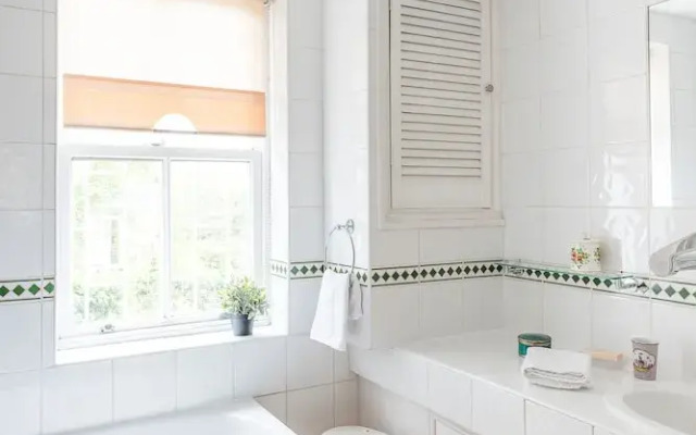 The Hummingbird Distinctive Kensington 1-bed Flat