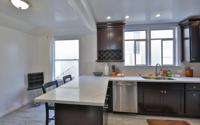 Beautiful, Modern Kitchen, King Bed, Parking & Balcony 2 Bedroom Apts by RedAwning
