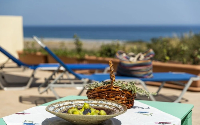 Live by the sea at House Almyra