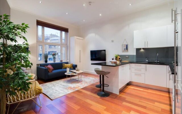 The Kensington Palace Retreat - Modern 2BDR Flat