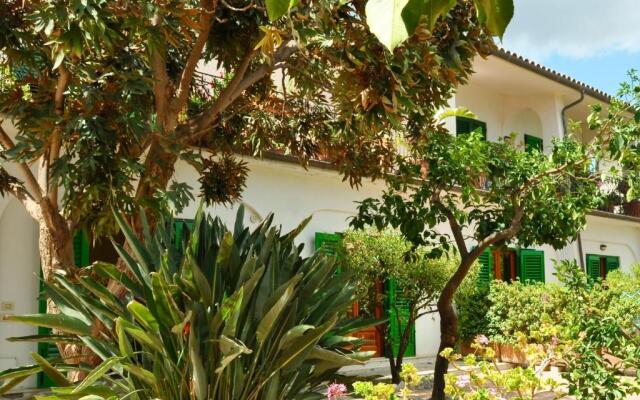 Seafront Apartments Garden House