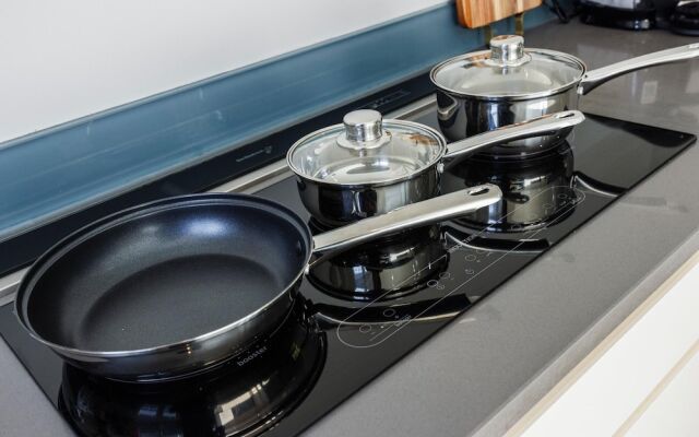 Large 4 Bed Townhouse in Uxbridge Sleeps 9