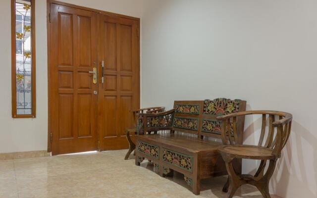 OYO 366 Thamadhiro Residence