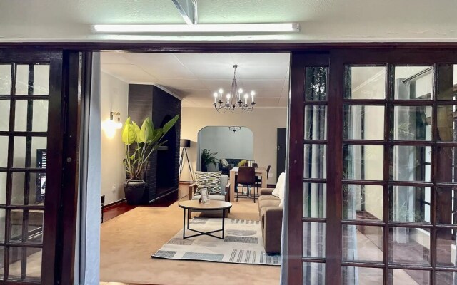 Cozy 3 Bedroom House With Unique Bathrooms - 2084
