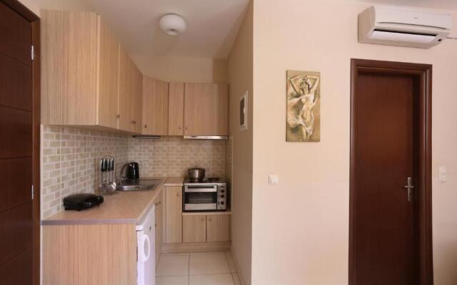 Faros Luxury Suites & Restaurant