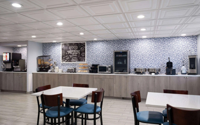 AmericInn by Wyndham Woodstock IL