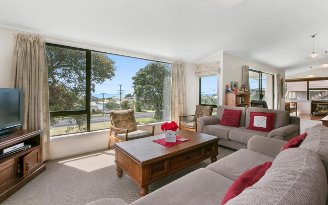 Sweeping Sea Views - Waihi Holiday Home