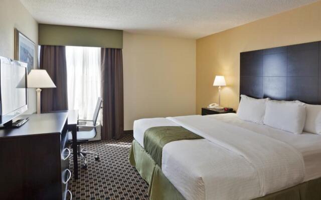 Holiday Inn Express Hotel & Suites Salina-I-70