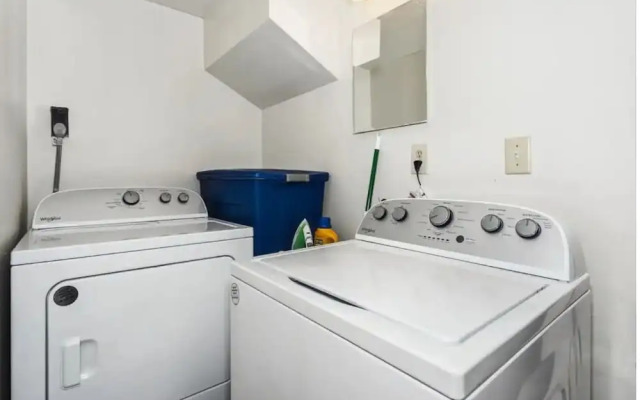 Near Downtown Beach House Apt