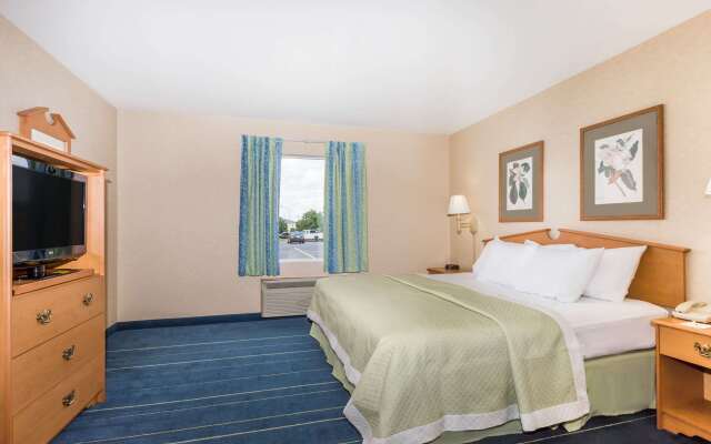 Days Inn & Suites by Wyndham Bridgeport - Clarksburg