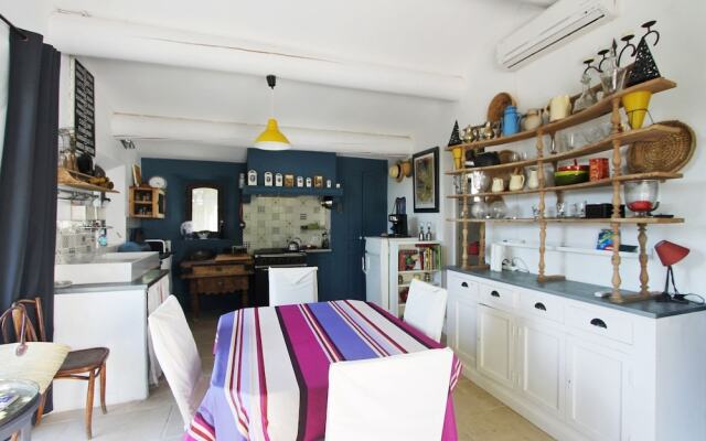 Villa With 4 Bedrooms in Maussane-les-alpilles, With Wonderful Mountai