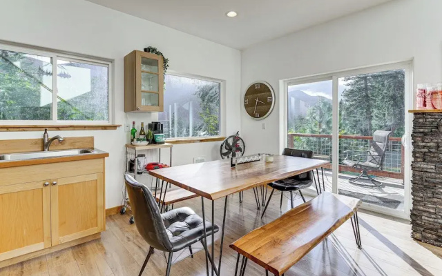 Lake Wenatchee Getaway w/ Water & Mountain Views!