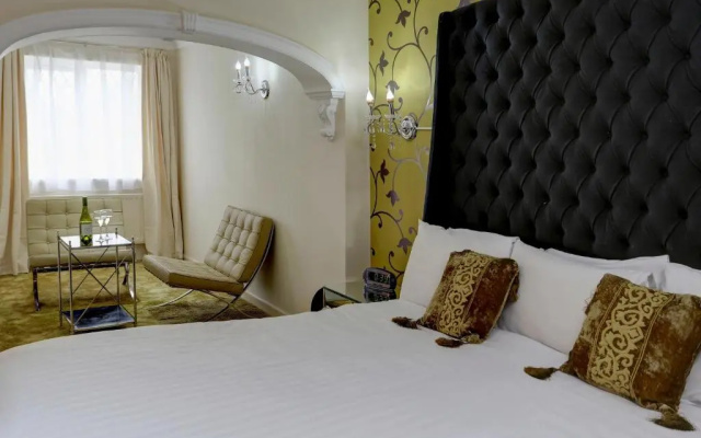 Barons Court Hotel