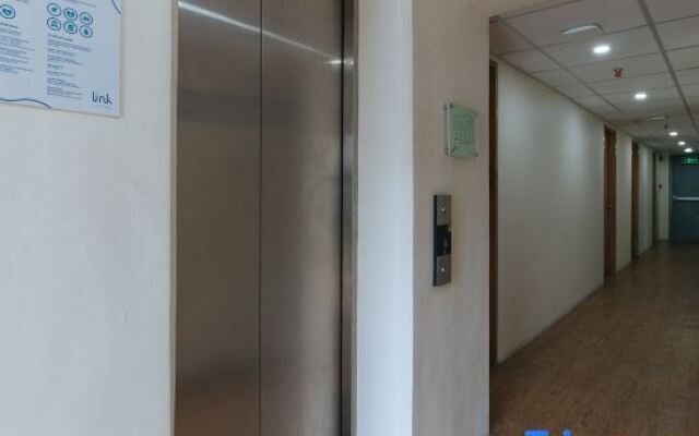 Filmore Suites Makati by RedDoorz