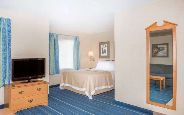 Days Inn & Suites by Wyndham Bridgeport - Clarksburg