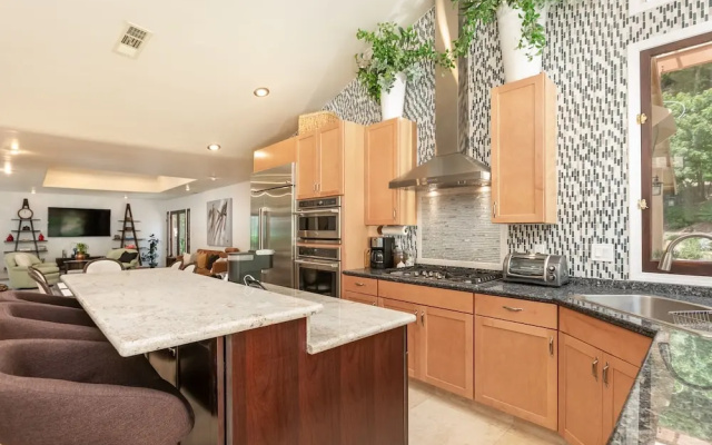 Skyhill Oasis W/ Hot Tub Walk To Universal 4 Bedroom Home