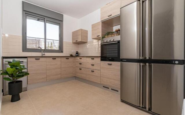 Deluxe 3 Bedrooms Flat in Residential Area