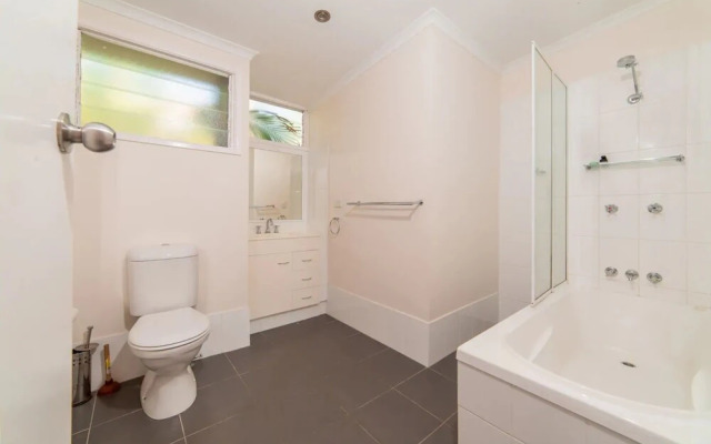 Breezy 4 Bedroom Queenslander in Balmoral