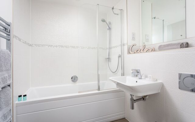 Elliot Oliver - Luxury 3 Bedroom Town Centre Apartment With Parking