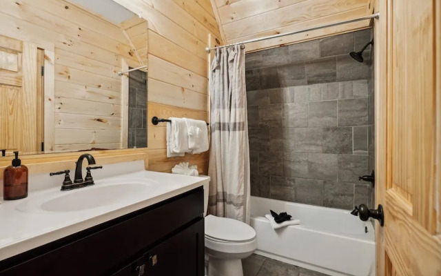 Creekside Manor 3 Bedroom Cabin by RedAwning