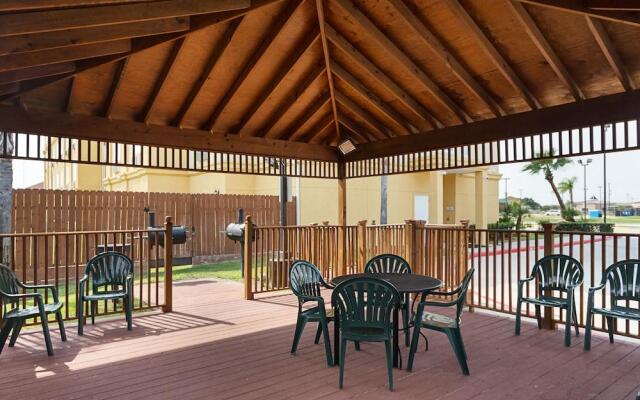 La Quinta Inn  Suites by Wyndham Houston Channelview