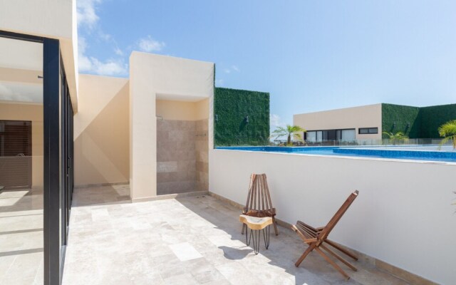 Stunning 2BR Condo Breathtaking Sky Bar Rooftop Pool Gym