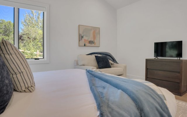 Sun Ridge Retreat 5 Bedroom Home by Redawning