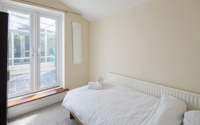 Stylish Modern with FREE Parking by Kasar Stays