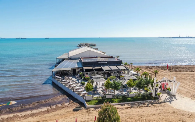 Joe's Seafront Apartment