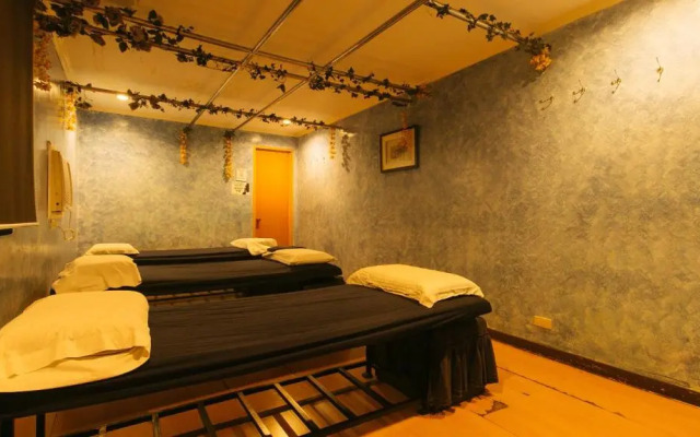 Peace Hotel by RedDoorz