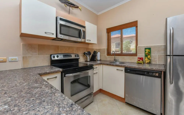Gated Community 2br3ba Gold Coast Pools GYM