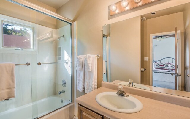 Encantada - Spacious and Luxurious Home, Walk to The Plaza