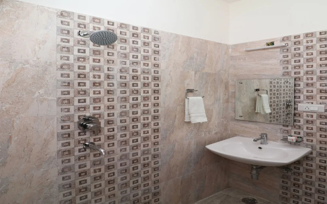 OYO 13406 Hotel Golden Leaf