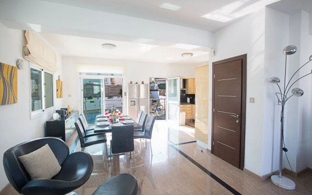 Villa Naomi, Beautiful 4bdr Central Protaras Villa with Private Pool