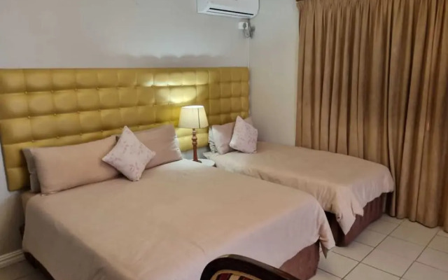 Savoy Lodge With Breakfast Included - Budget Triple Room 3