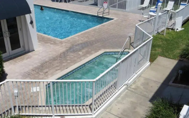Royal Mansions Resort