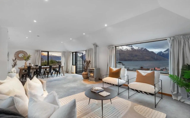 Panoramic Views - 10 minutes walk to Town