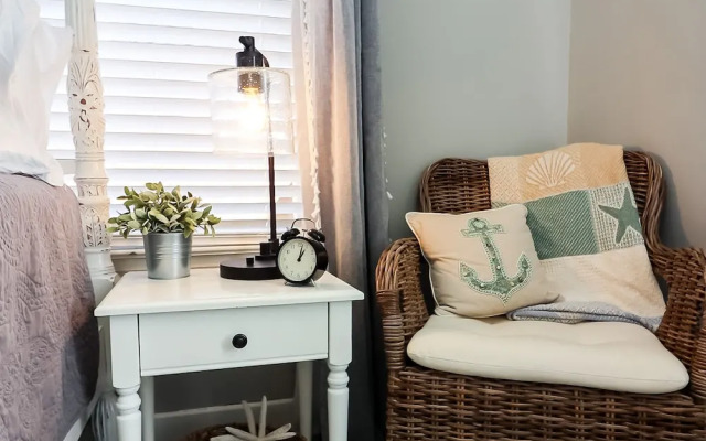 Vibrant Bungalow 2 Minutes to the Beach