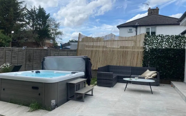 Lovely 3-bed House in Potters Bar Jacuzzi & 75inch