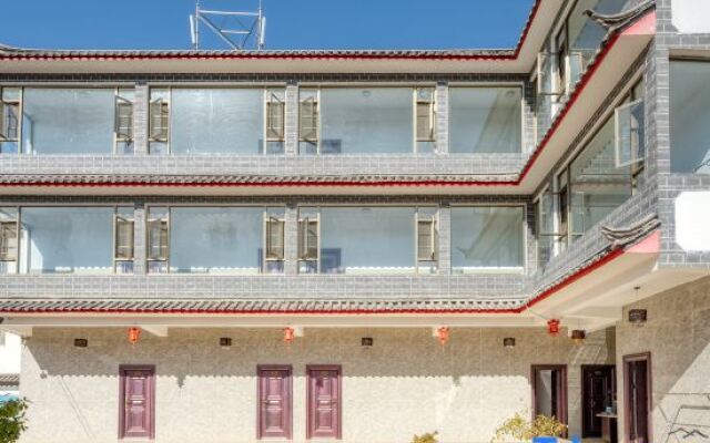 Yulong Hongyuezhuang Inn