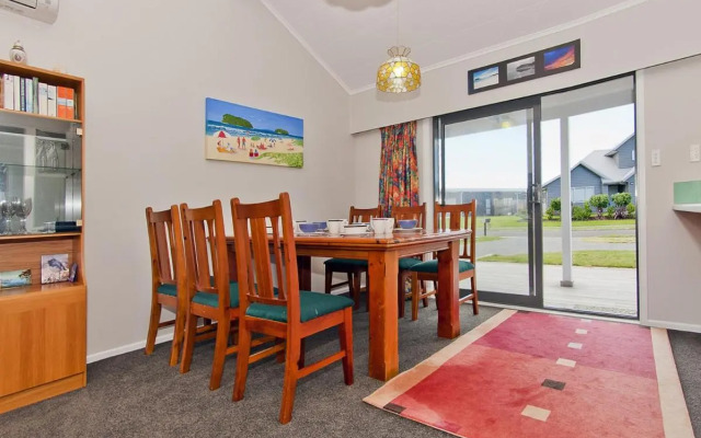 Sea Breeze - Whangamata Holiday Home